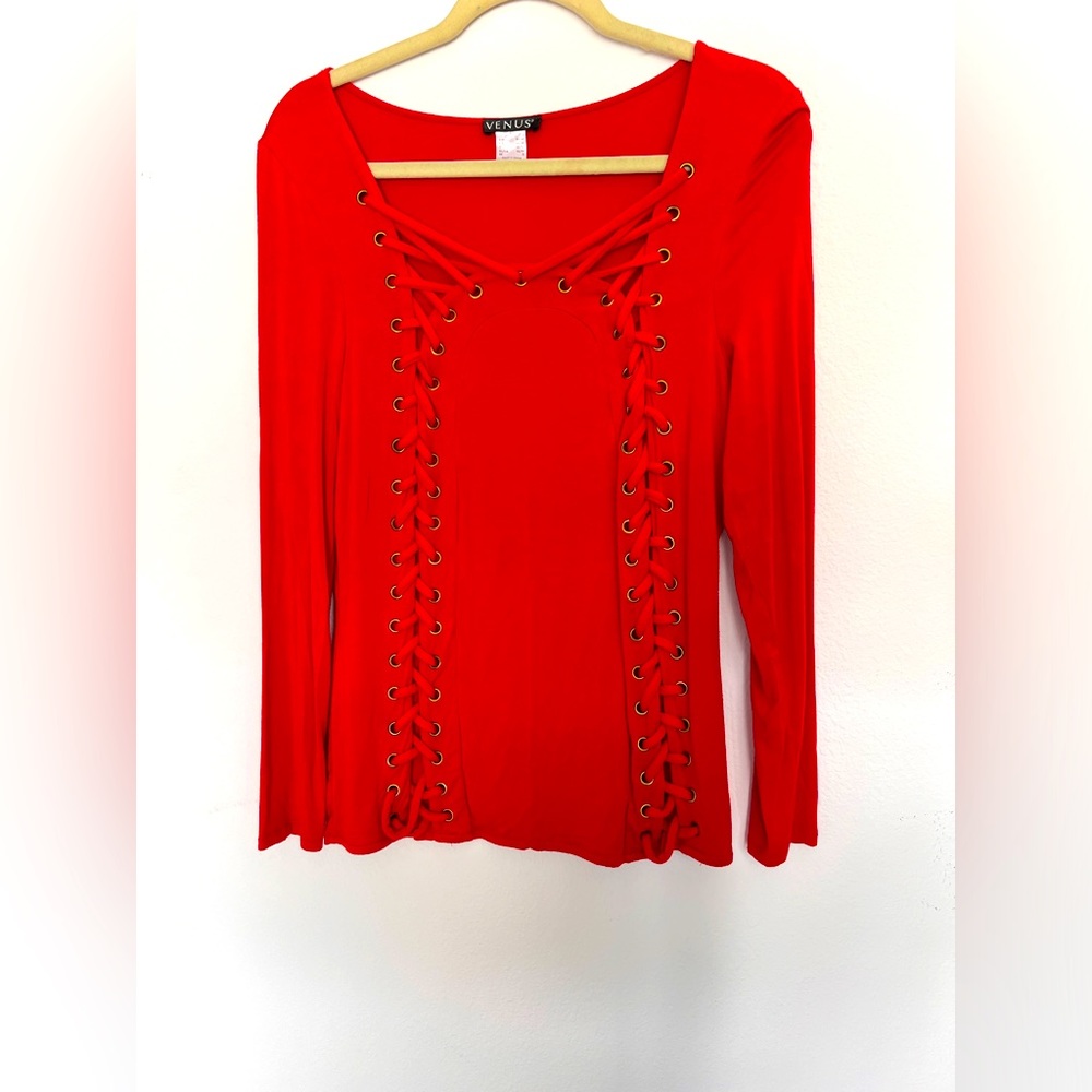 Beautiful long sleeve knit. Hardly worn with decorative stitching in the front.